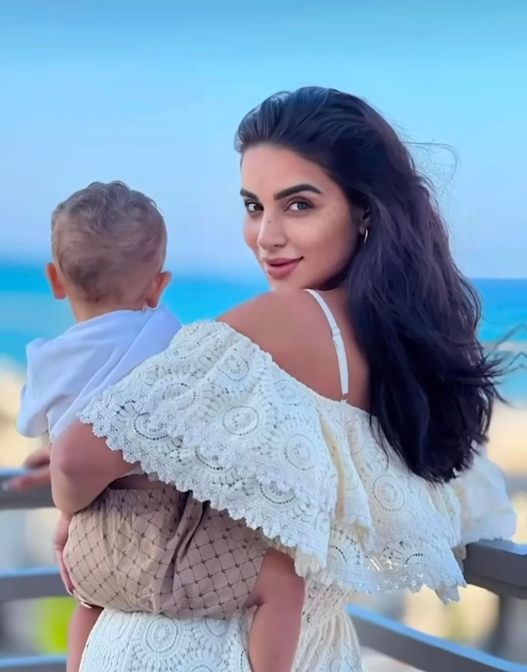 جوري بكر وابنها.jpg