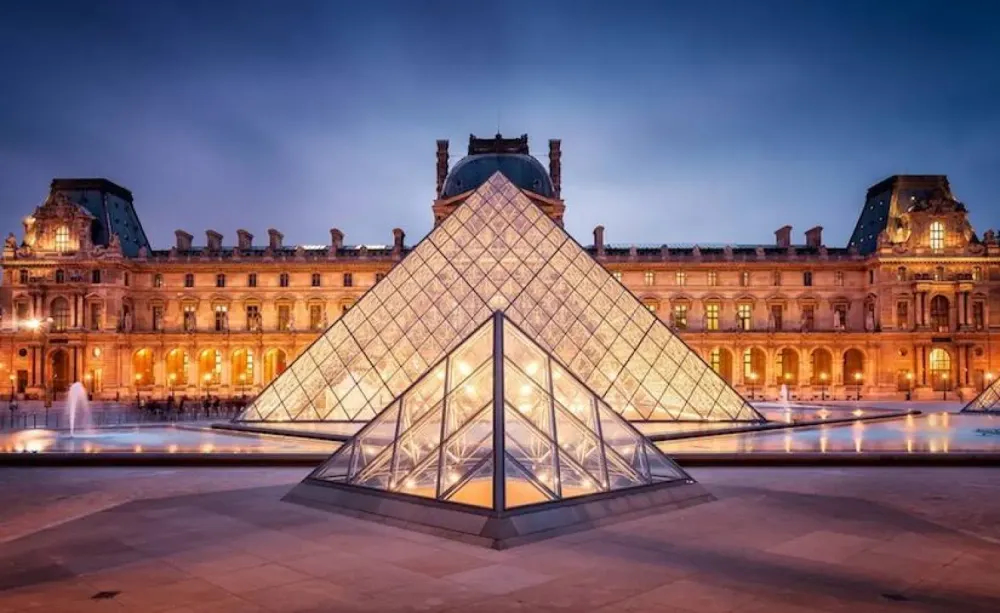 سرقة القرن في باريس... مجوهرات اللوفر تختفي في ثماني دقائق!