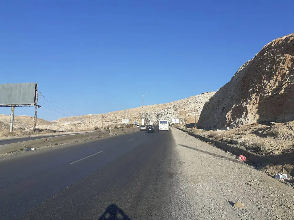 على طريق المصنع... هذا ما حلّ بشاب ثلاثيني!