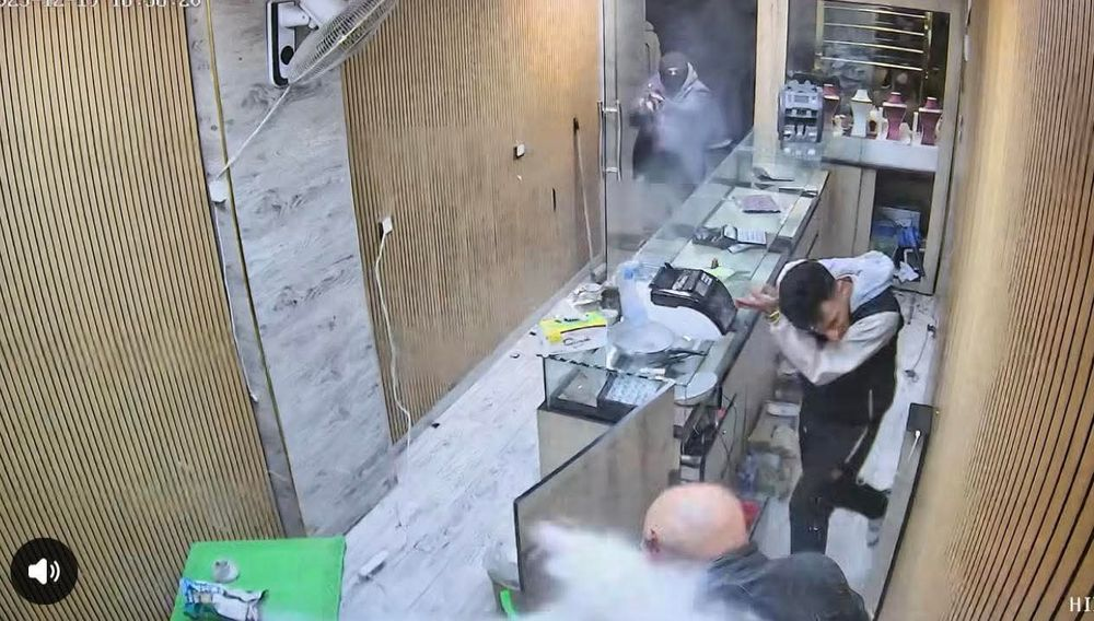 بالفيديو.. مشهد مروّع داخل محل مجوهرات 