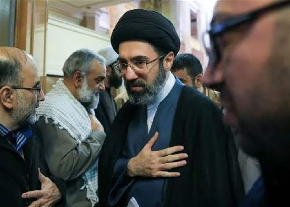 هل يحضر مجتبى خامنئي جنازة والده؟ هذا ما كشفته التقارير