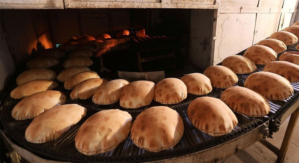وزير الاقتصاد: الحفاظ على سعر ووزن ربطة الخبز مسؤولية وطنية