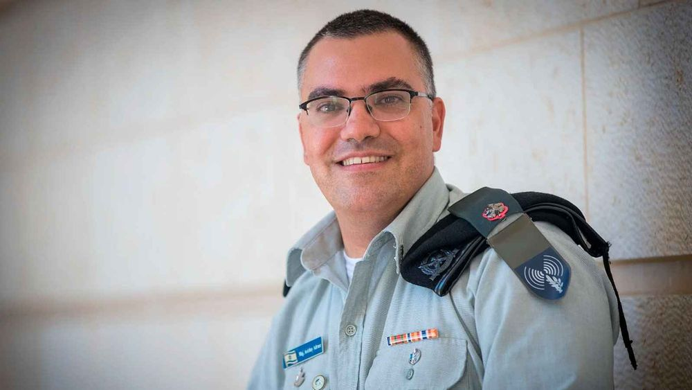سيّدة لبنانيّة تستهزئ بأدرعي والعدوان... والأخير يردّ