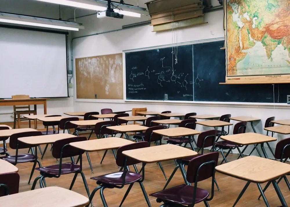 صفعتها وأجبرتها على خلع الحجاب.. هذا ما فعلته مديرة مدرسة مع طالبة