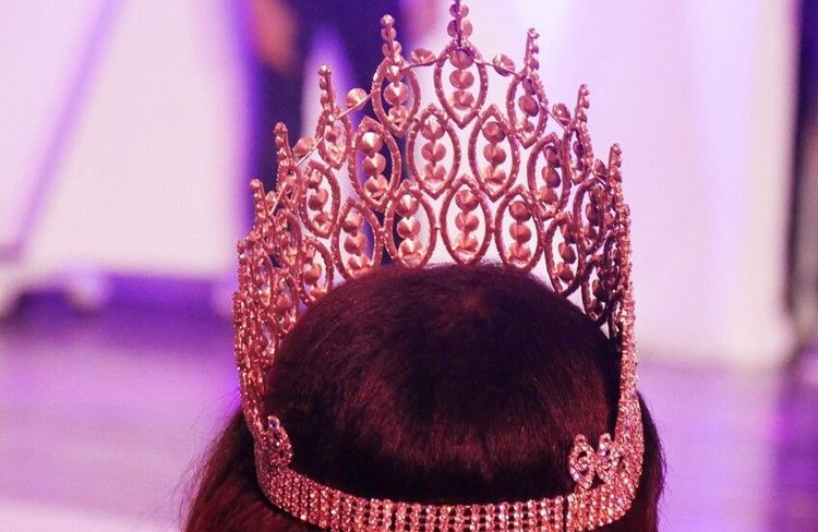 ملكة جمال عربية ترفض تسليم تاجها للملكة الجديدة.. والسبب!