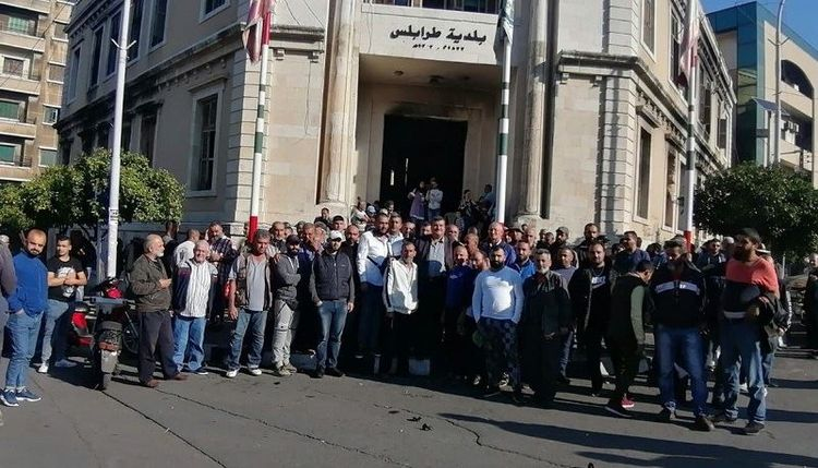 عمال بلدية طرابلس يغلقون أبواب القصر البلدي