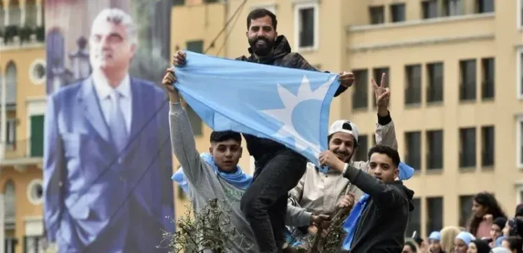 "المستقبل" يُعلّق على رفع علمه في تظاهرة لأنصار الحزب