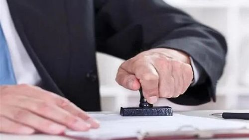 عصابة تزوير مستندات رسمية و أختام حكومية ... في قبضة الأمن