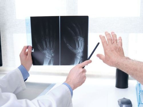 نائب يتعرّض لكسرٍ بعد انزلاقه!