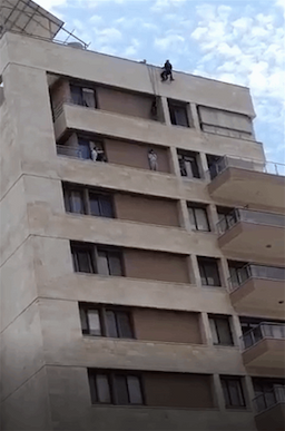 في الأشرفية.. عاملة تحاول الإنتحار (فيديو) 