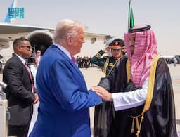 مقاتلات إف-15 و"فنجان قهوة".. ترامب في السعودية وهكذا استُقبل (فيديو) 