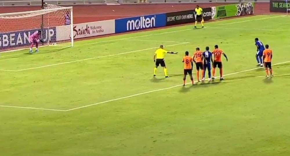 شاهد.. أغرب ركلة جزاء يمكن أن تشاهدها في حياتك! 