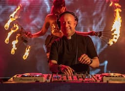 حفل الكاهن الديجي باقٍ في موعده… لكن بشرط!