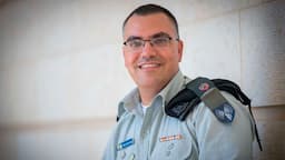سيّدة لبنانيّة تستهزئ بأدرعي والعدوان... والأخير يردّ