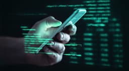 "رسائل تهديد".. اختراق هاتف مسؤول إسرائيلي بارز!