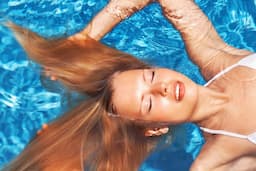 كلور المسابح يهدد صحة شعرك... إليك أفضل طرق الحماية
