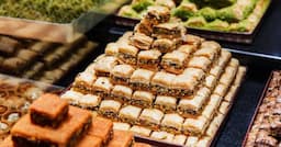 بالصور: مشاهد مروّعة.. إقفال محل حلويات بسبب مخالفات صحيّة!