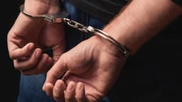توقيف امرأة اعتدت على جيرانها بالسكاكين والضرب.. إليكم التفاصيل