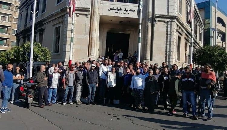 عمال بلدية طرابلس يغلقون أبواب القصر البلدي