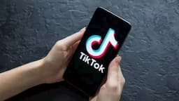 أحرق يدك لتثبت وفاءك... ترند خطير على  تيكتوك يهدّد أطفالكم! 