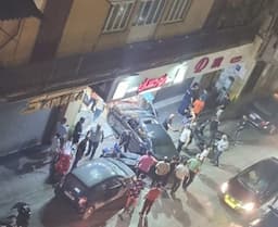 في برج حمّود.. سيارة تقتحم واجهة محل! (صورة)