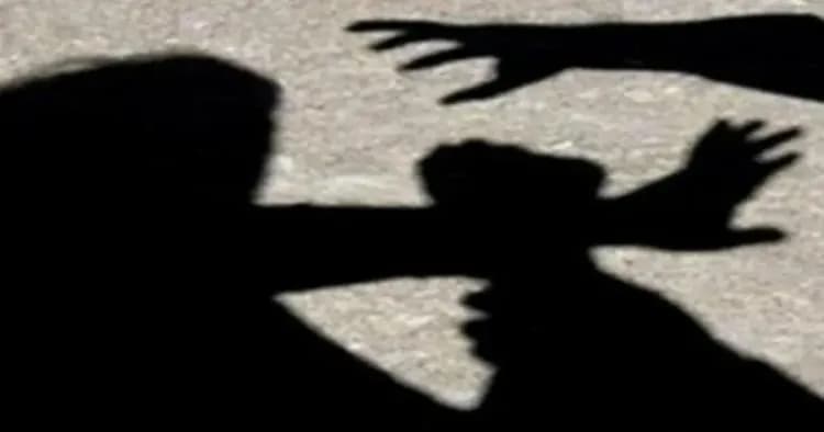 في وضح النّهار! سرقاه وانهالا عليه ضربًا... هذا ما حدث