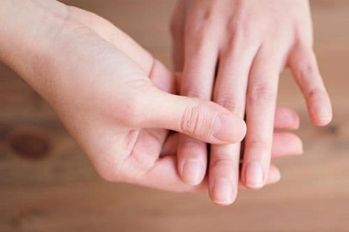 احذر هذه العلامات الـ 5 على أظافرك... قد تنذر بسرطان الجلد الأخطر!