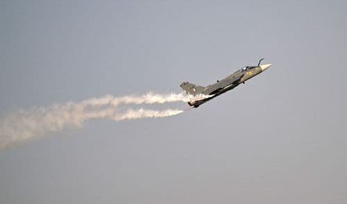 بعد تحطم مقاتلة هندية في دبي… إليكم أبرز حوادث الطيران المقاتل