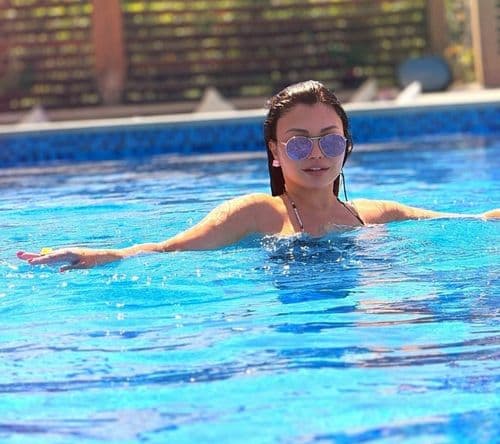 ضيّق وشفّاف... هيفاء وهبي بفستان أسود كشف الكثير (صور)