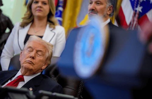 ترامب يغفو خلال مؤتمر صحافي؟ (فيديو)