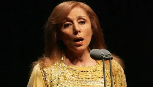 فيروز  تتجوّل في باريس... و"بحبّك يا لبنان" من أمام برج إيفل!
