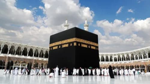 "الحاج الرومنسي" دخل خيمة النّساء في الحج… والسبب مفاجئ!