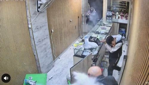 بالفيديو.. مشهد مروّع داخل محل مجوهرات 