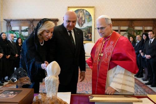 إليكم دلالات الهدايا المتبادلة بين الرئيس عون والبابا