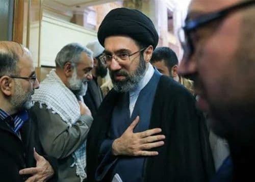 هل يحضر مجتبى خامنئي جنازة والده؟ هذا ما كشفته التقارير