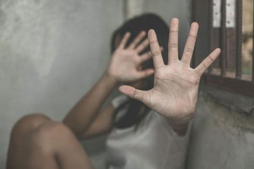 قاصر تكشف اعتداءات صادمة على يد والدها! إليكم التفاصيل