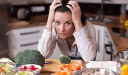 كيف تؤثر وجباتك اليوميّة على شعورك بالحزن والاكتئاب؟