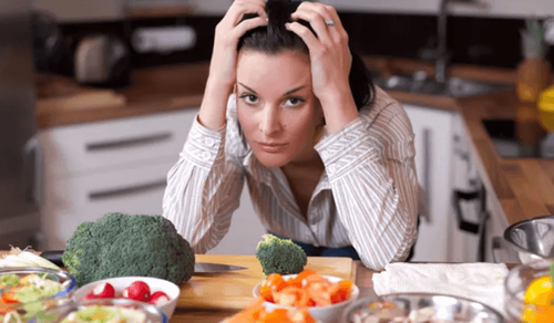 كيف تؤثر وجباتك اليوميّة على شعورك بالحزن والاكتئاب؟