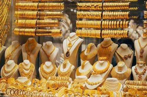 الذهب يتراجع بعد بلوغه أعلى مستوى.. كم بلغ سعر الأونصة؟