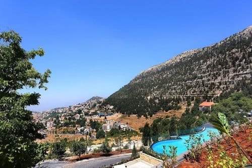 بالفيديو... حريق هائل يلتهم فندق في إهدن