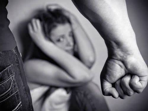 "انفصلت خوفاً على حياتي".. ممثلة شهيرة تكشف سبب طلاقها!
