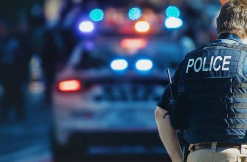 احتجز عائلته وهدّد بتفجير المنزل.. لن تصدّقوا ما حدث!
