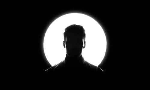 القصة الكاملة لاعتقال ممثل شهير.. ماذا جرى في تلك اللّيلة؟ 