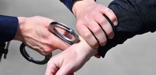 مطلوب بـ9 مذكّرات سرقة واحتيال في قبضة الأمن 