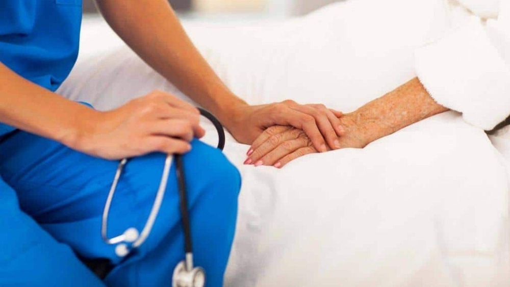 ممرّض يسرق 5000 دولار ومجوهرات.. اليكم القصة!