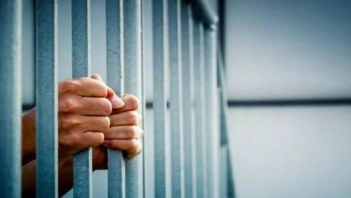 ممثلة شهيرة تواجه السجن... ما السبب؟