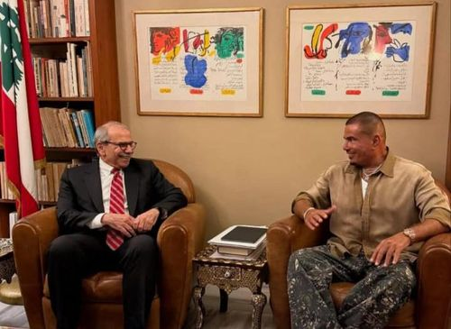 ماذا دار بين نواف سلام وعمرو دياب قبل حفله في بيروت؟